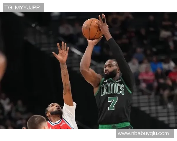 杰伦布朗半场表现惊艳12投7中砍下17分并贡献4篮板3助攻三分球命中率高达75